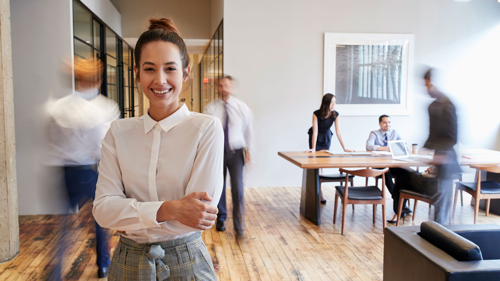portrait-of-young-white-woman-in-a-busy-modern-wor-2021-08-26-16-13-43-utc